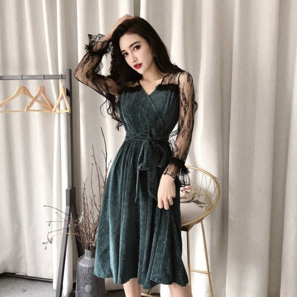 Model moderne haljine ženskog kroja s čipkom i špic izrezom