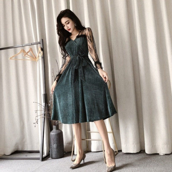 Model moderne haljine ženskog kroja s čipkom i špic izrezom