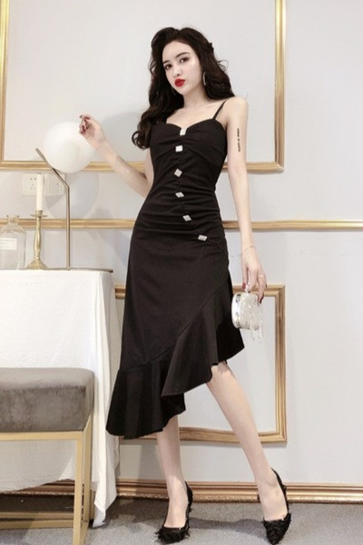 Sieviešu asimetriska kleita ar pogām un plānām lencītēm