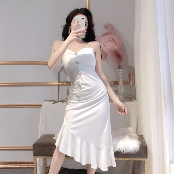 Sieviešu asimetriska kleita ar pogām un plānām lencītēm