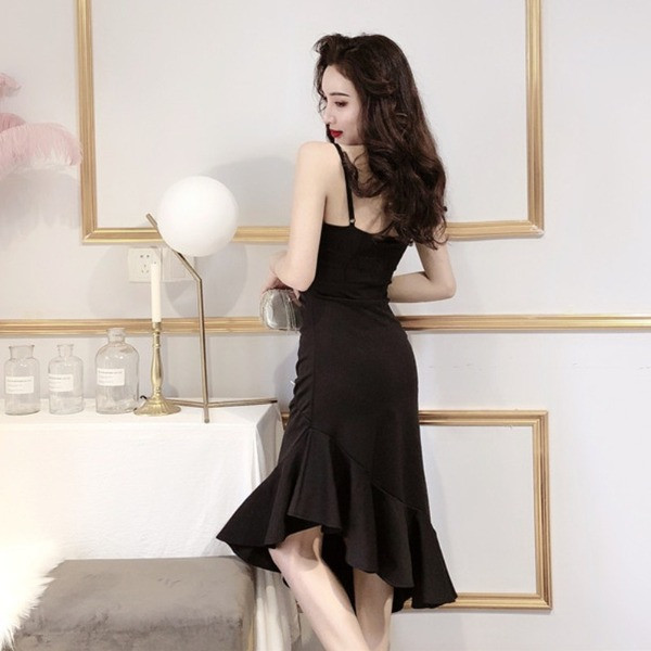 Sieviešu asimetriska kleita ar pogām un plānām lencītēm