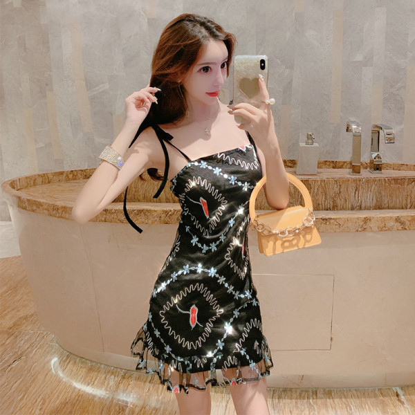 Stílusos női rövid ruha vékony pántokkal