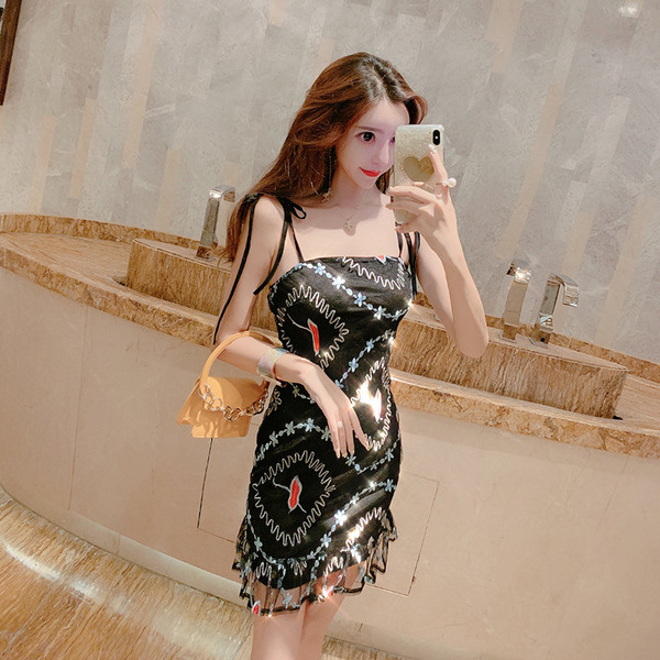 Stílusos női rövid ruha vékony pántokkal