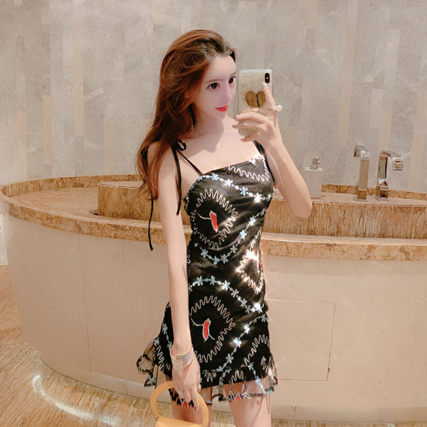 Stílusos női rövid ruha vékony pántokkal