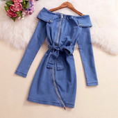 Дамска вталена дънкова рокля с голи рамене и колан