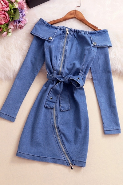 Дамска вталена дънкова рокля с голи рамене и колан