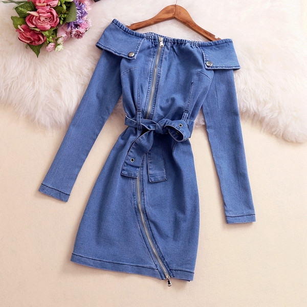 Дамска вталена дънкова рокля с голи рамене и колан