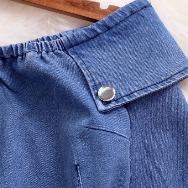 Дамска вталена дънкова рокля с голи рамене и колан