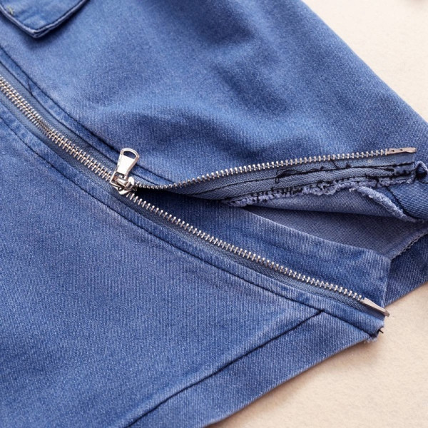 Дамска вталена дънкова рокля с голи рамене и колан