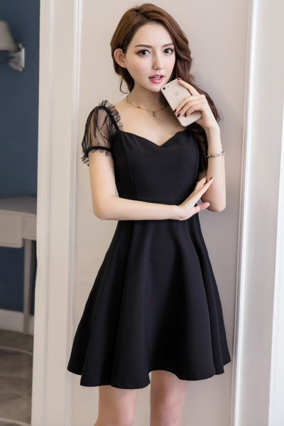 Rochie de damă cu mâneci din tul și decolteu spitz