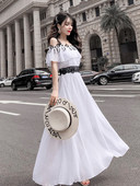 Sieviešu ikdienas gara kleita ar atkailinātiem pleciem baltā krāsā