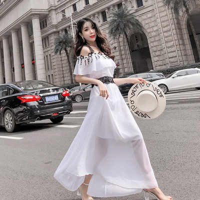 Sieviešu ikdienas gara kleita ar atkailinātiem pleciem baltā krāsā