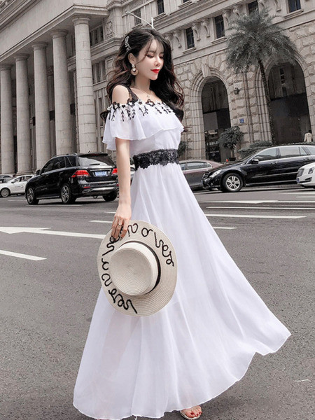 Sieviešu ikdienas gara kleita ar atkailinātiem pleciem baltā krāsā