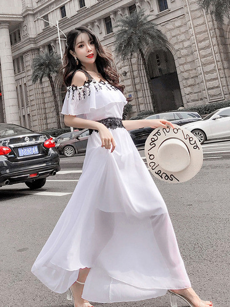 Sieviešu ikdienas gara kleita ar atkailinātiem pleciem baltā krāsā