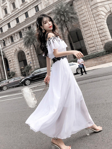 Sieviešu ikdienas gara kleita ar atkailinātiem pleciem baltā krāsā