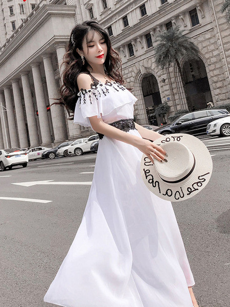 Sieviešu ikdienas gara kleita ar atkailinātiem pleciem baltā krāsā