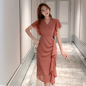 Дълга дамска рокля с къс ръкав и шпиц деколте