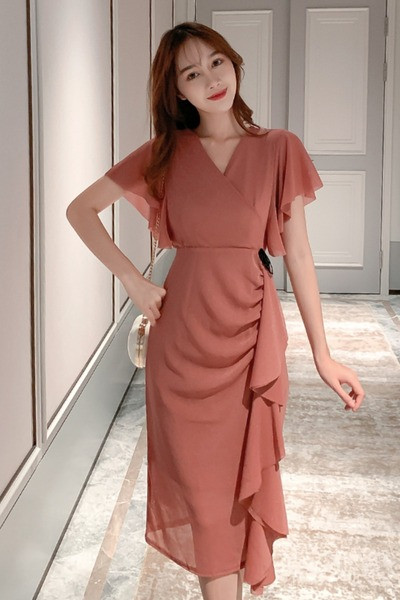 Дълга дамска рокля с къс ръкав и шпиц деколте