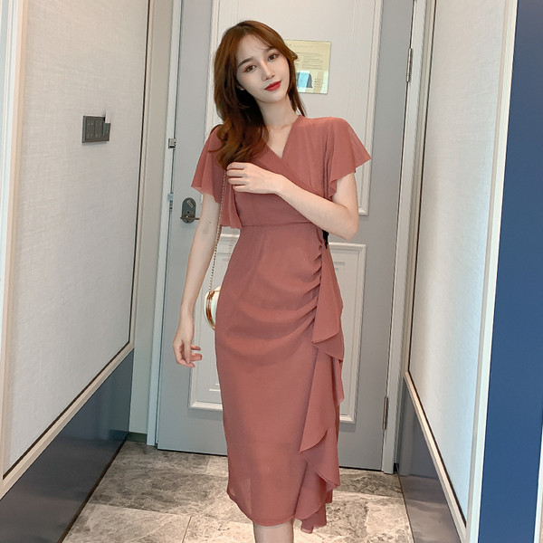 Дълга дамска рокля с къс ръкав и шпиц деколте