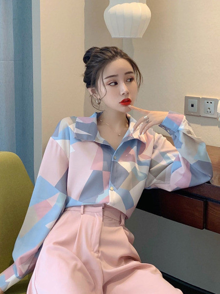 Ženska košulja s klasičnim ovratnikom, cvjetnim motivom i gumbima