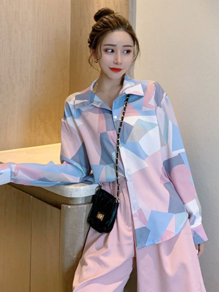 Ženska košulja s klasičnim ovratnikom, cvjetnim motivom i gumbima