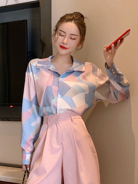 Ženska košulja s klasičnim ovratnikom, cvjetnim motivom i gumbima