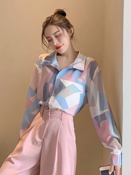 Ženska košulja s klasičnim ovratnikom, cvjetnim motivom i gumbima