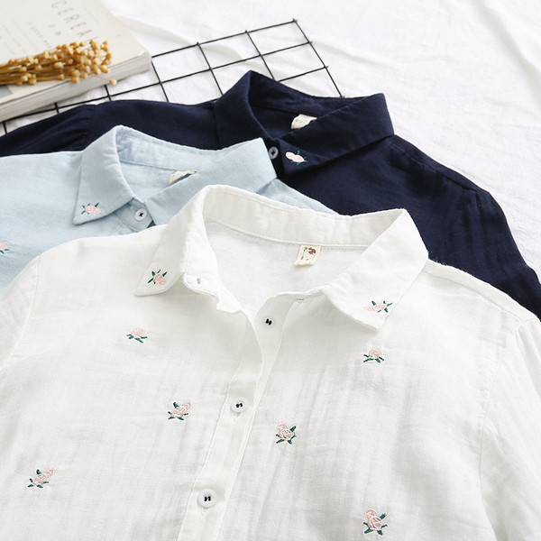 Šiuolaikiški moteriški marškiniai su gėlių raštu ir siuvinėjimais