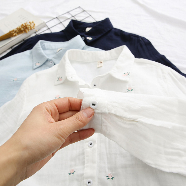 Šiuolaikiški moteriški marškiniai su gėlių raštu ir siuvinėjimais