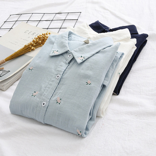 Šiuolaikiški moteriški marškiniai su gėlių raštu ir siuvinėjimais