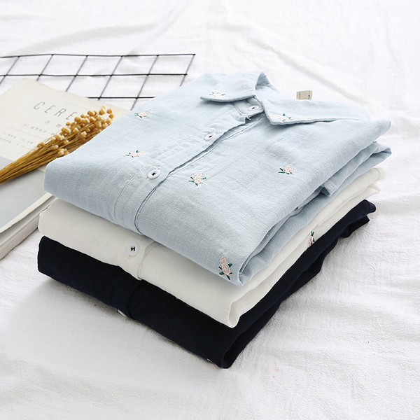 Šiuolaikiški moteriški marškiniai su gėlių raštu ir siuvinėjimais