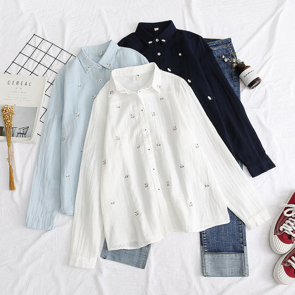 Šiuolaikiški moteriški marškiniai su gėlių raštu ir siuvinėjimais