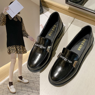 Női alkalmi lakkcipő lapos talppal, felirattal