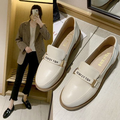 Női alkalmi lakkcipő lapos talppal, felirattal