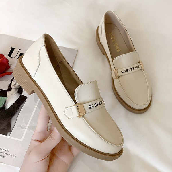 Női alkalmi lakkcipő lapos talppal, felirattal