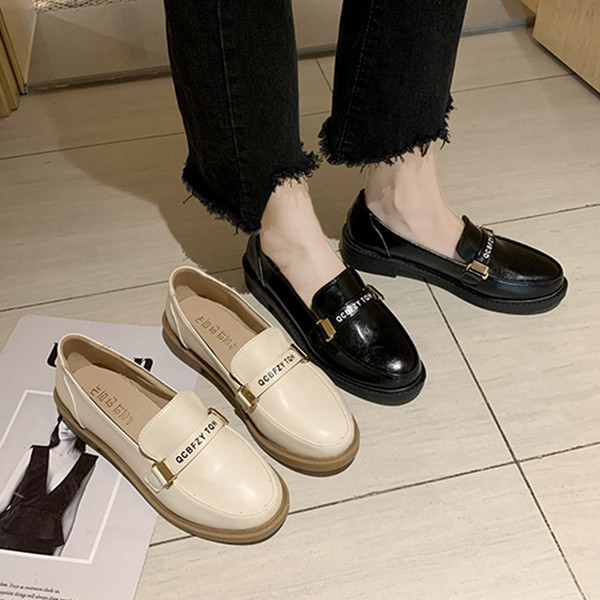 Női alkalmi lakkcipő lapos talppal, felirattal