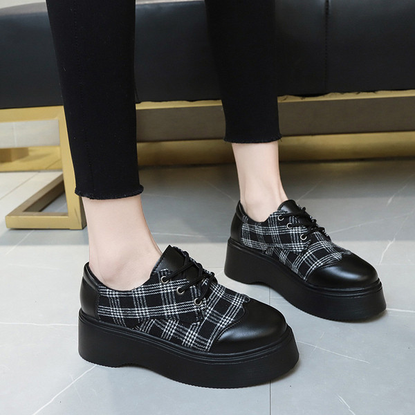 Pantofi de dama in carouri cu talpa plate si sireturi