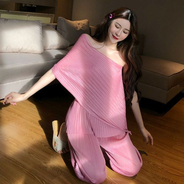 Modernus moteriškas asimetriškos palaidinės ir ilgų kelnių komplektas