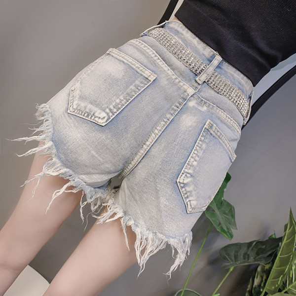 Naujas trumpų džinsų modelis ir diržas su perlais ir akmenimis