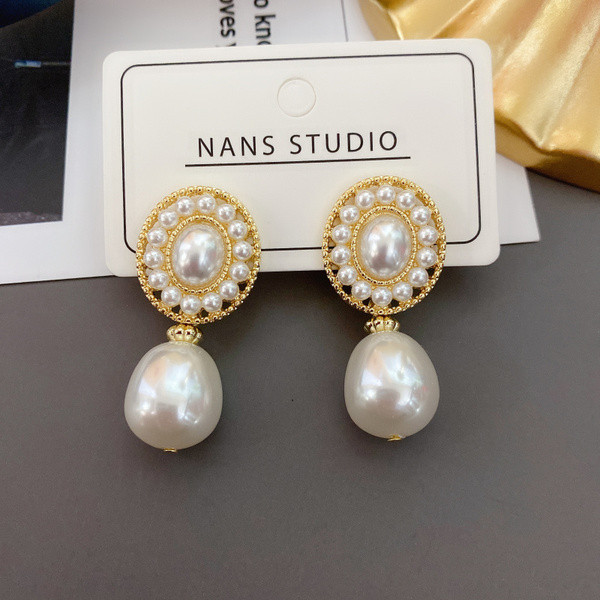 Elegáns női fülbevaló gyöngyökkel