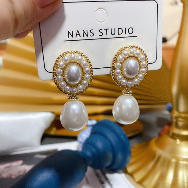 Elegáns női fülbevaló gyöngyökkel