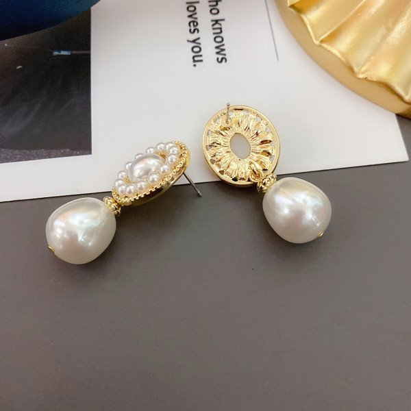 Elegáns női fülbevaló gyöngyökkel