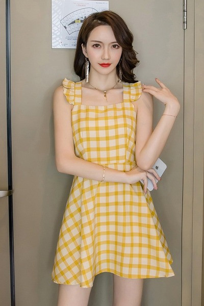 Pašreizējais sieviešu kleitas piegriezuma modelis ar kvadrātveida kakla izgriezumu