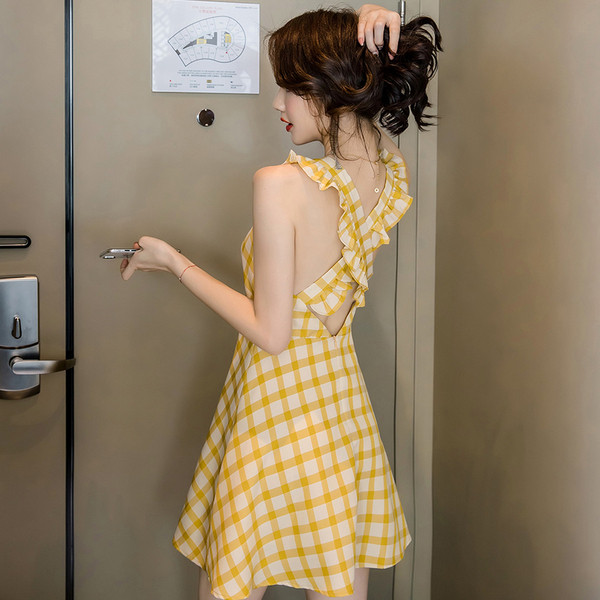 Pašreizējais sieviešu kleitas piegriezuma modelis ar kvadrātveida kakla izgriezumu