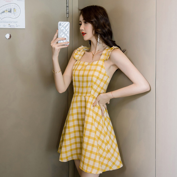 Pašreizējais sieviešu kleitas piegriezuma modelis ar kvadrātveida kakla izgriezumu