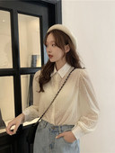 Női ing klasszikus gallérral és bézs gombokkal