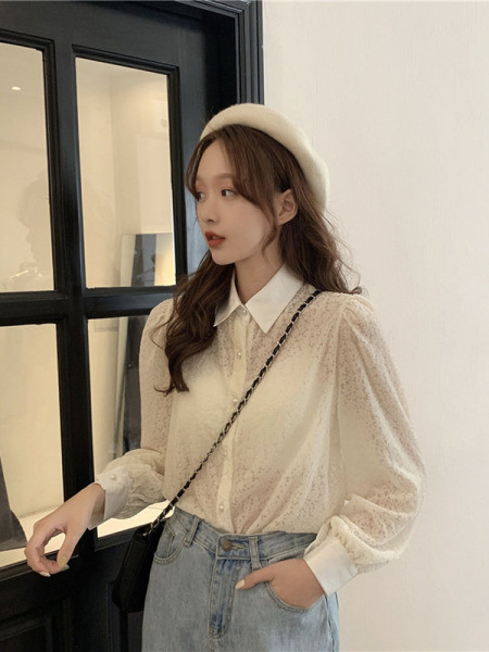 Női ing klasszikus gallérral és bézs gombokkal