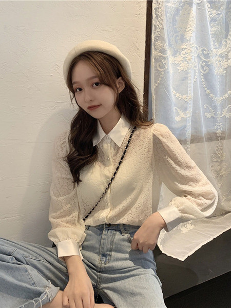 Női ing klasszikus gallérral és bézs gombokkal