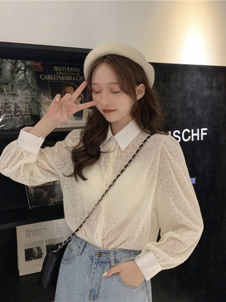 Női ing klasszikus gallérral és bézs gombokkal