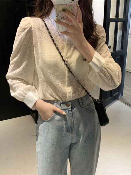 Női ing klasszikus gallérral és bézs gombokkal